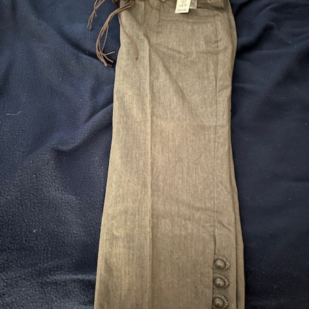 Capri Brown Women's Size 16P Capri pants with zipper, belt, and 4 pockets